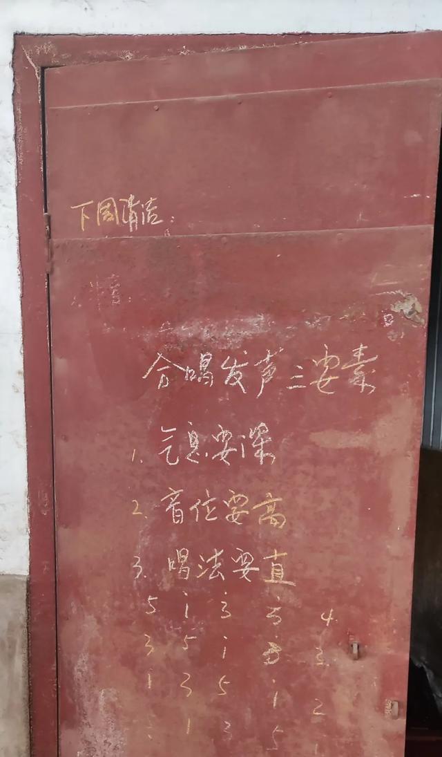 重庆巴南废弃了20多年的电影院，里面还遗留了大量上世纪的老物件