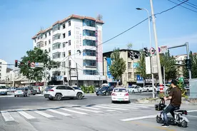 “东北雨姐”，极速坠落，电商楼还在，身边人：大楼实际花了约1800万元图片