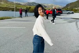 被出租车司机改变命运的女孩图片