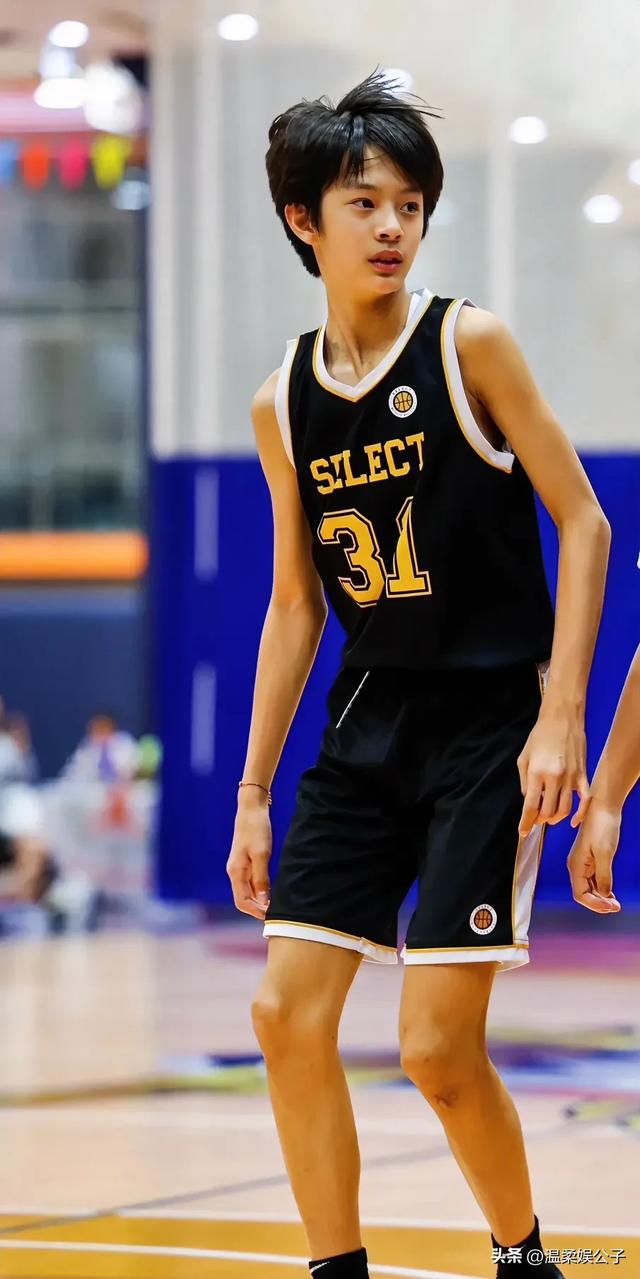 孙俪儿子帅到认不出！年仅14岁身高1米7，梦想打CBA职业联赛