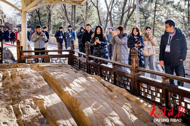 全国近百名新闻媒体人打卡大同云冈石窟