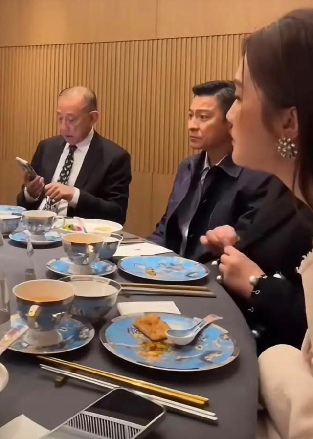 刘德华饭局的应酬照流出，满脸的无奈和不情愿！