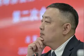 刘国梁泪洒会场，“乒乓球是融入血脉的信仰”，国际乒联：他将继续担任两项重要职务图片