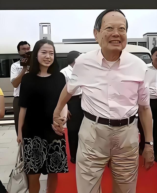 杨振宁追悼会今日举办，离世前状态曝光，摔跤酿祸，翁帆或早察觉