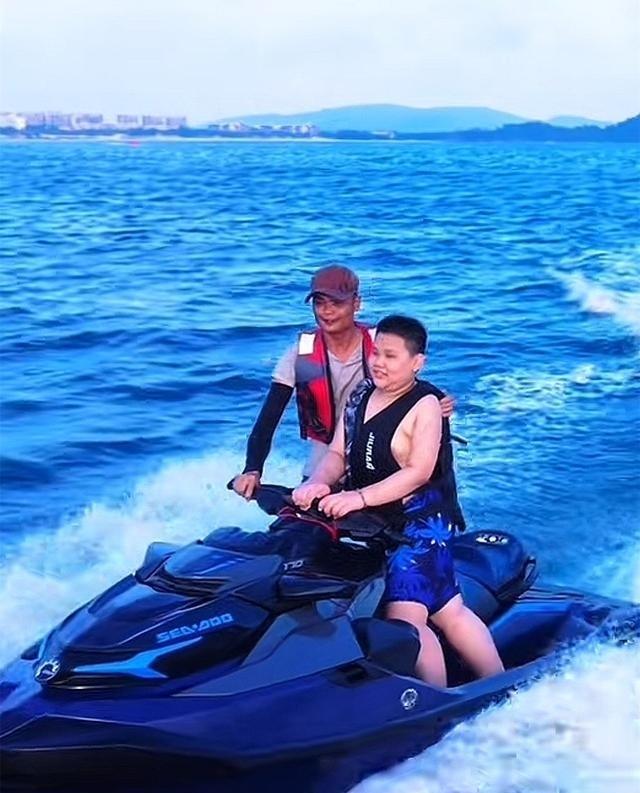 郭汾阳和社会朋友合影	，气场全开，小时候可爱，长大后初现霸总范