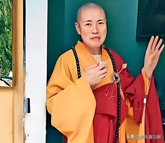 揭秘尼姑庵真相：表面佛门实则妓院，穿黑丝戴假发，香客人来人往