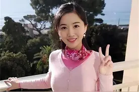 翟欣欣比想象的还要过分！父亲在客厅，还邀请别的男子来自己卧室图片