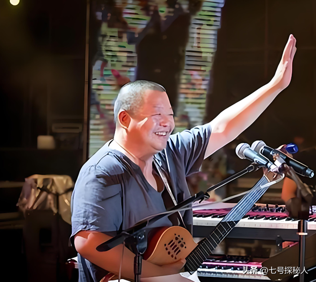 她连续5次上春晚	，私下却和恩师同居怀孕被骗流产，现在57岁单身