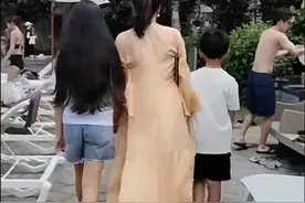 10岁小玥儿头发顺滑，大S从小教女儿养发，被小S调侃过于溺爱图片