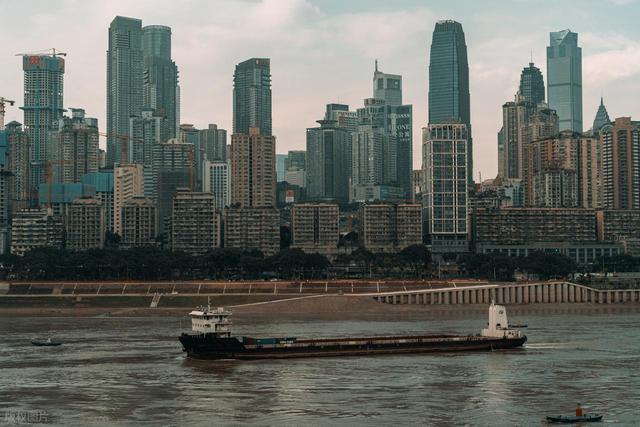 它是国内最有 “割裂感” 的城市之一！江湖豪气又不失文人雅致