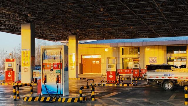 开油车的笑了	，开电车的慌了？2026油电新政实锤，税费规则全变了