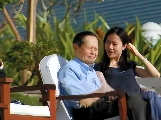 翁帆妈妈今年76岁，从女儿28岁结婚到现在，她很少出现在公众面前