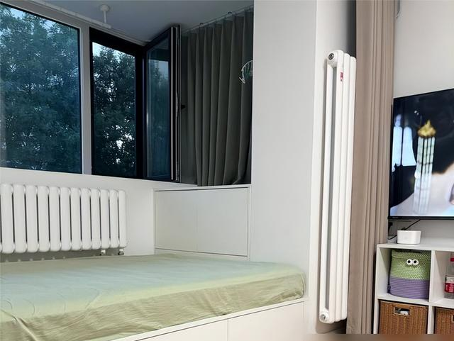 北京姑娘38㎡蜗居客厅火了	，因“阳台改成卧室”走红，太有想法了