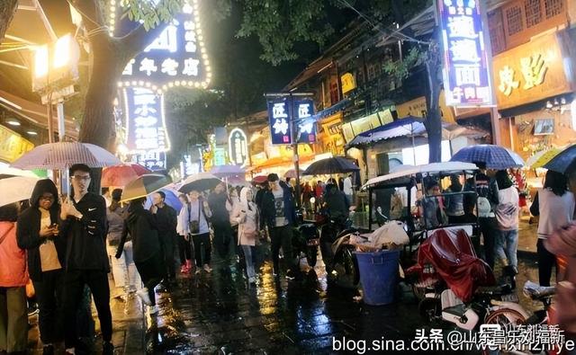 秋雨中的“西安回民街”街市（“陕西之旅”之六）
