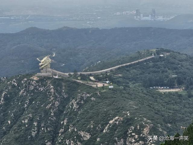 巍巍始祖山，悠悠青岗庙，黄龙盘山腰，青山遮不住，毕竟东流去
