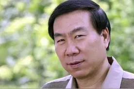 张艺谋的死对头张伟平，戳着赵本山额头大骂，发誓不与周润发合作图片