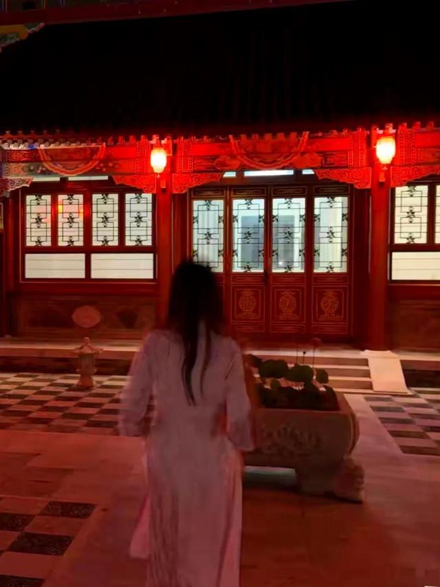 李湘的女儿王诗龄在自家北京小院拍照，配这个色调看上去瘆得慌！