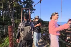 金靖夫妇五一出游，舒奕橙打扮土气没以前帅，金靖倒是又美又时髦图片