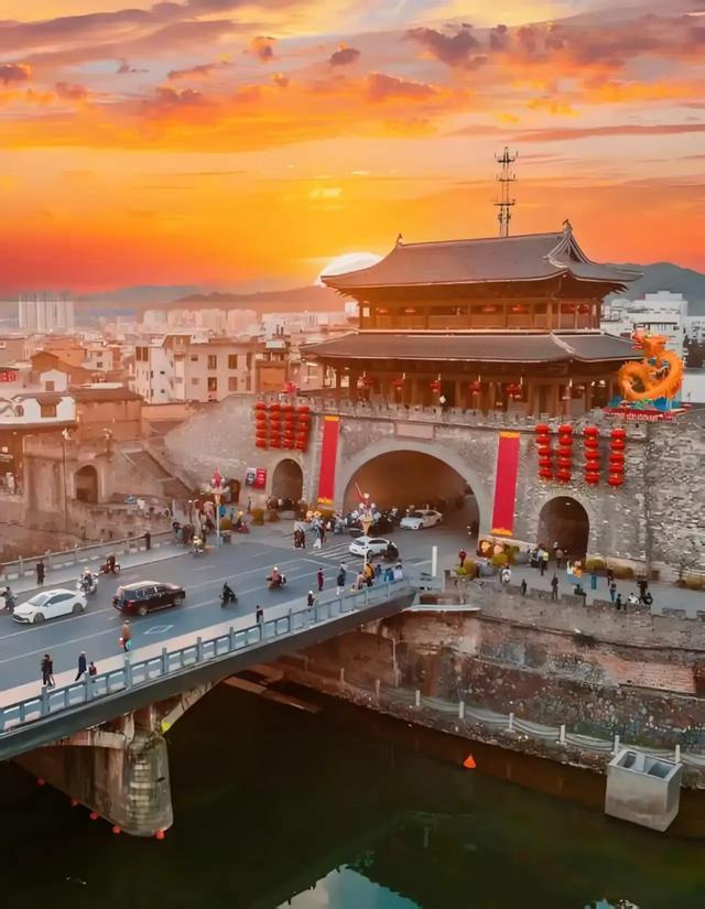 武汉:从“不服输”到“YYDS”,这座城市到底有多能打?