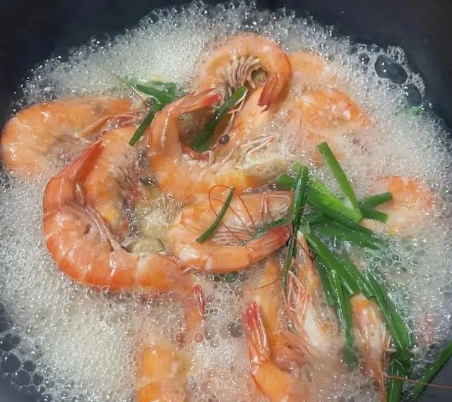 水煮虾时，水开下锅是大忌！大厨：牢记3点，虾肉鲜嫩无腥味！