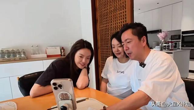 王中磊破产，携全家搬出庄园住进别墅，老婆愁眉苦脸被迫接受降级