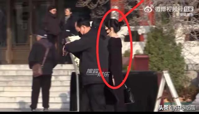 唐嫣和罗晋同框聊天，两人穿一样的黑大衣	，带老家亲戚去饭店吃饭