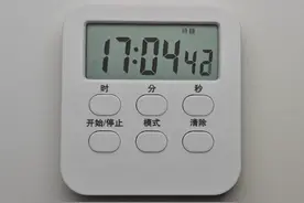 拆解一个廉价的电子闹钟，发现牛屎芯片图片