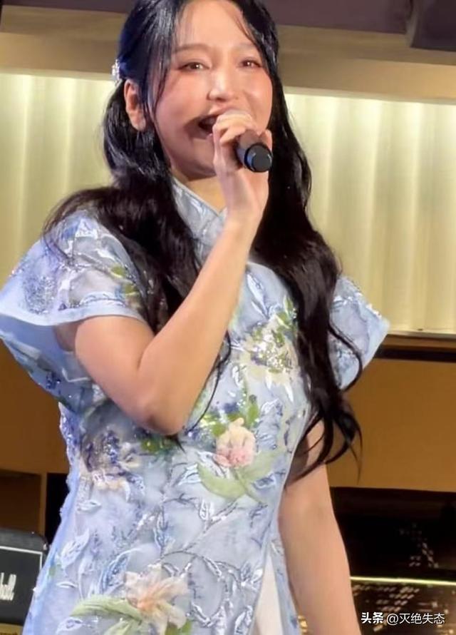 落毛凤凰不如鸡？42岁著名歌手江苏走穴，宾客只顾吃席没人搭理