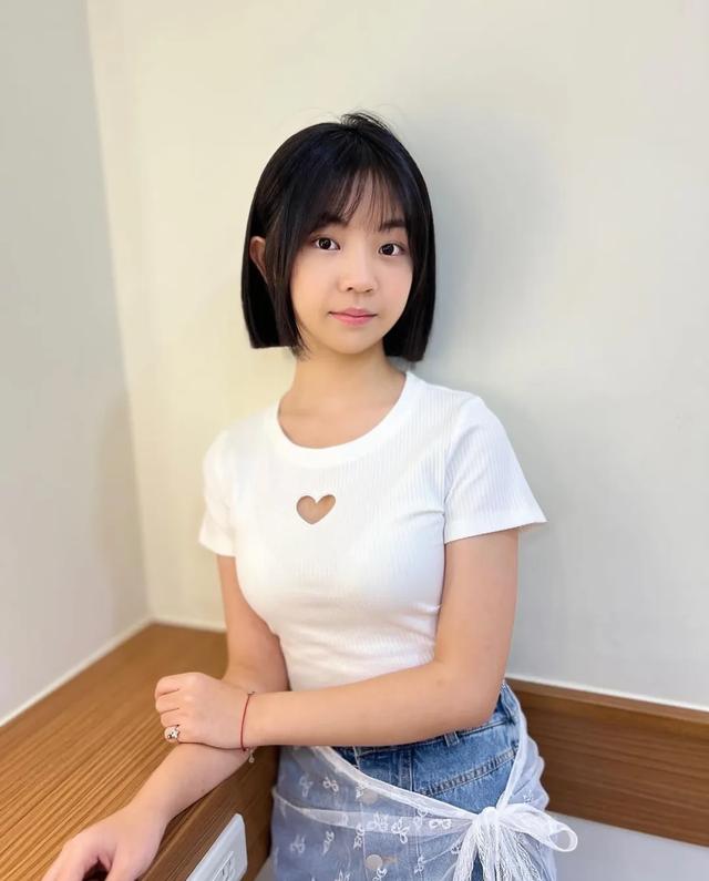 还记得《俗女养成记》里的小嘉玲吗？已经16岁啦？