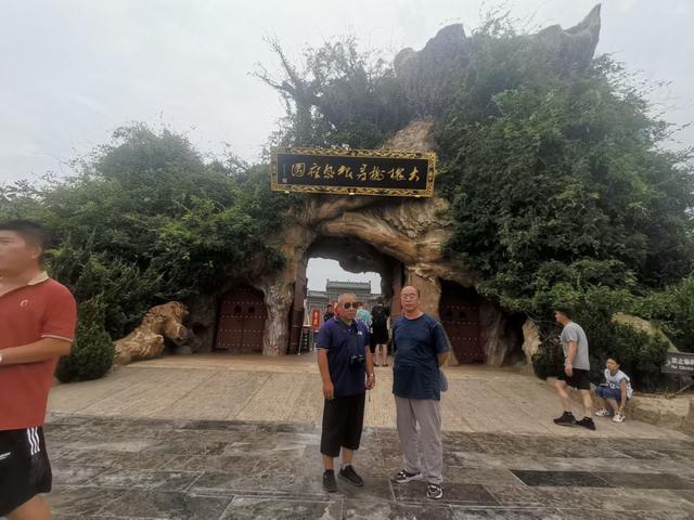 古槐屹立岁月悠、枝繁叶茂诉千秋