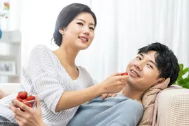 3对夫妻太会玩，旅途中交换伴侣，被抓后哭诉：我们都是自愿的图片