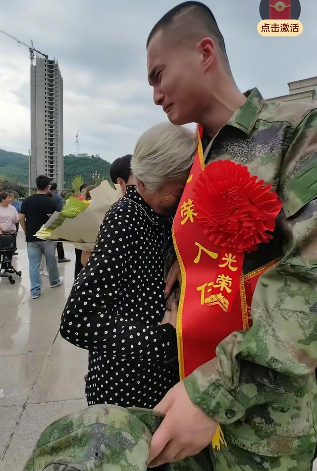 新兵临别跪父母，这场面无不让人泪奔，看懂“中国式成长”。