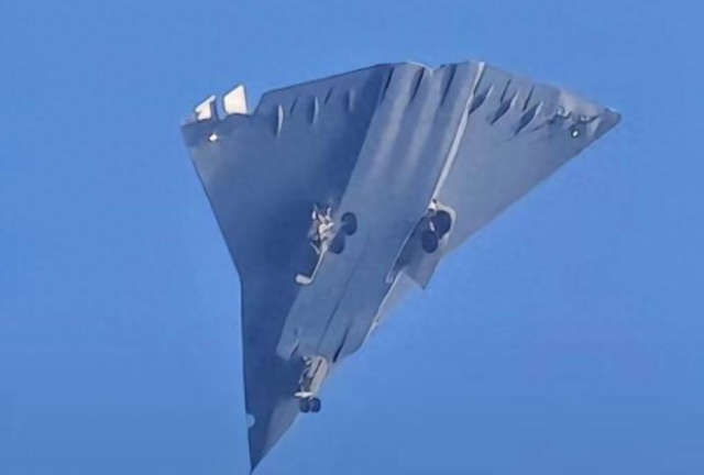 美国空军很“绝望”，中国歼36飞跃2万米高度，F22连影子都够不到