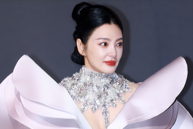 上海这夜成“见光死”现场，高清镜头暴露真颜，马伊琍丑得没眼看