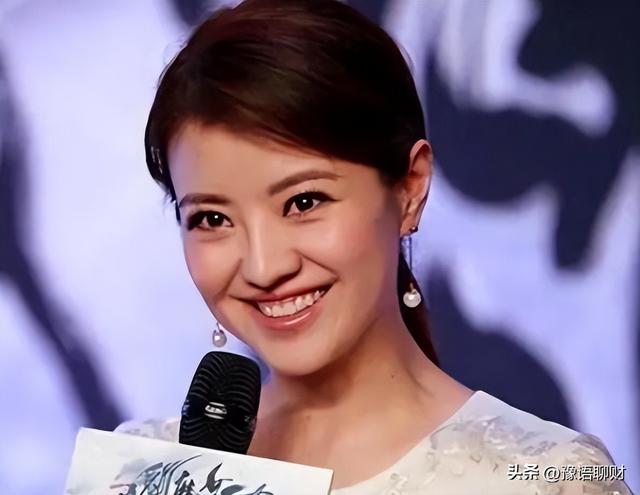和撒贝宁同居四年，转身和富豪在一起，没想到如今却沦落至此