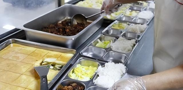 北京下死命令了：在2027年底前，所有中小学必须告别“校外配餐	”