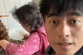 陈龙回父母家吃饭，爸爸首次出镜，头发花白，父子俩气质太像了图片