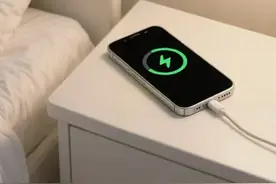 手机一直充电不拔，真的伤电池吗？答案是……图片