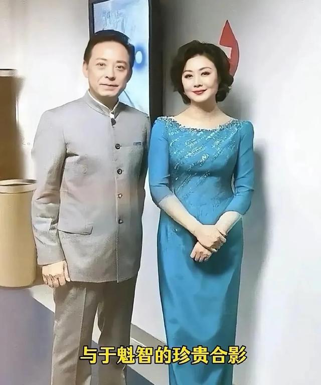 至今未婚未育，身边却有男人陪了近27年！59岁的她才是真人间清醒