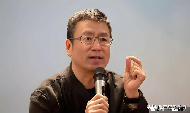 从"央视一哥"到跌落神坛，57岁白岩松的评论，再遭官媒和网友批评