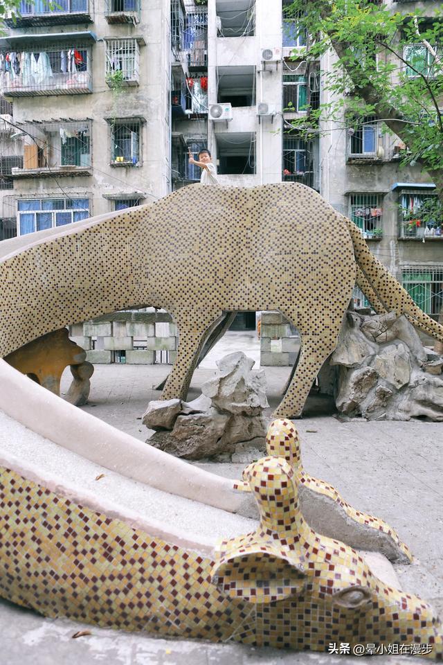 在重庆迷宫式的石坪村，找到童年的长颈鹿滑滑梯