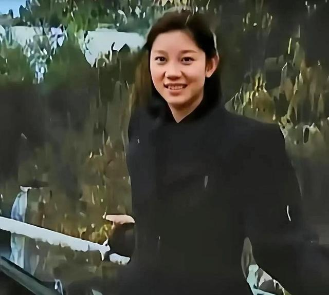 1959年，刘思齐首次为毛岸英扫墓，悲痛难掩，妹妹邵华在旁陪伴