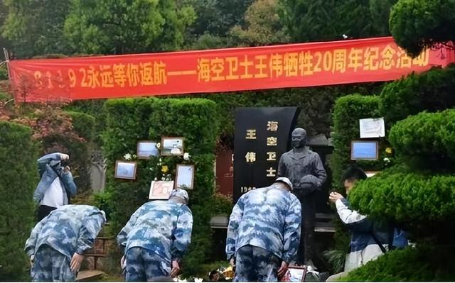 南海撞机王伟成功跳伞，为啥10万人都找不到他？直到20多年后才懂