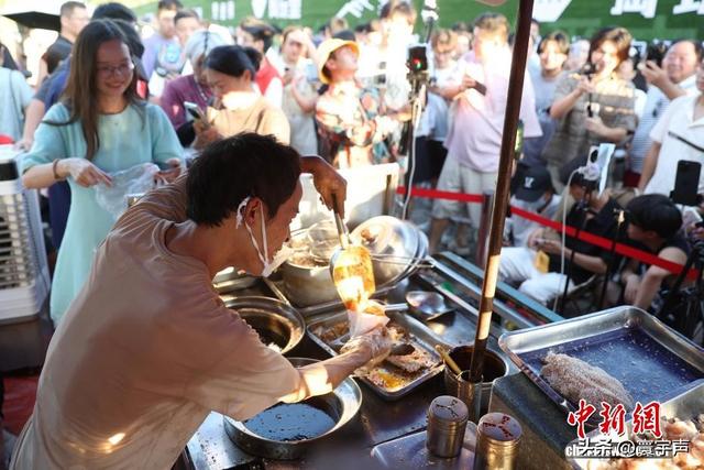 双节 “鸡排哥” 爆红景德镇，官方聘文旅推介官，城市承载力待优化