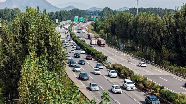 奔腾的中国：2025国庆中秋长假出行消费报告