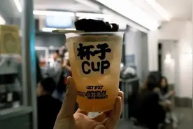 事发上海网红街区！路边“长满”外国人，店铺外摆位火了…是否扰民？新措施刚刚发布图片