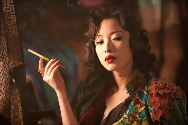外表是仙女，私下里却是“老烟鬼”的7位女星，刘亦菲令人意外！