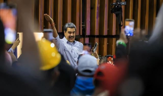 特朗普给马杜罗下最后通牒！灭国舰队抵近委内瑞拉，战争一触即发