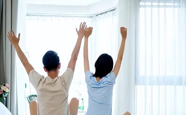 两性交往，要想刺激女人的荷尔蒙，只需记住这六点绝对让她上头