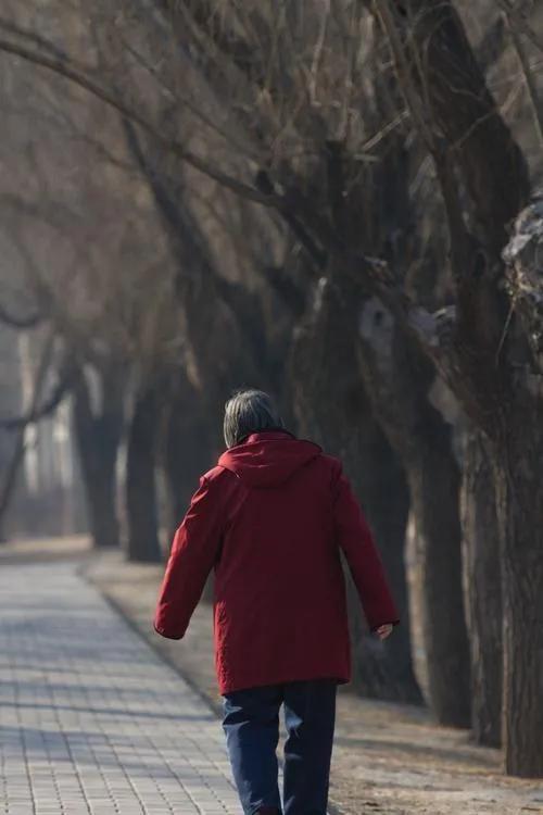 一场大病才懂：不伺候只掏钱的子女，才是真精明！